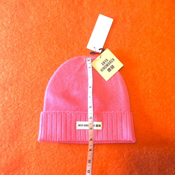 Anya Hindmarch Uniqlo collab pink 100% cashmere knitted beanie hat tuque NWT - Picture 8 of 8